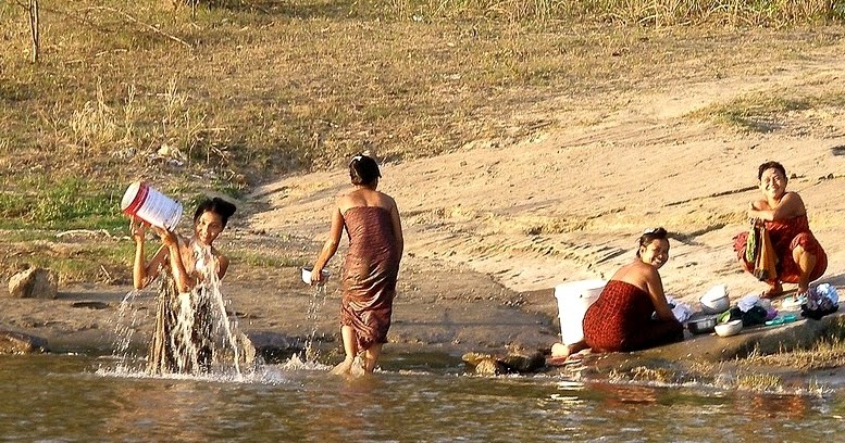 Arti Mimpi Mandi Di Keramaian - Apa Bagaimana