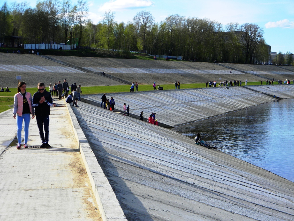 набережная в кировском парке сыктывкар. набережная эжва. спортивные сооружения на набережной. кировский парк сыктывкар лето. набережная в кировском парке сыктывкар.