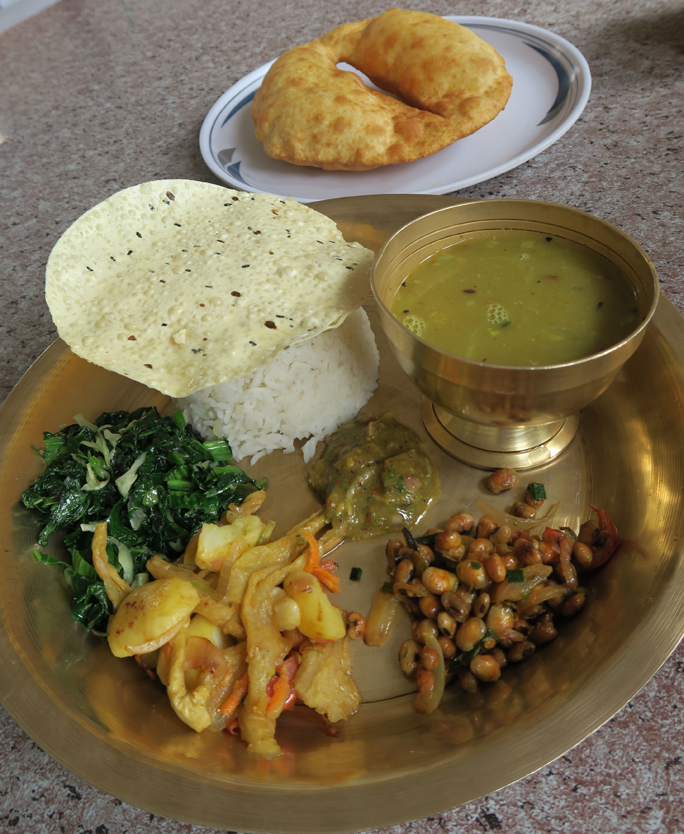 Het eten in Nepal: Dal Bhat, masala op alles en bananenlassi | Samen de ...