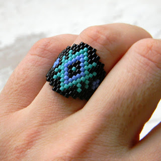 Необычное бисерное кольцо с узором в этническом стиле