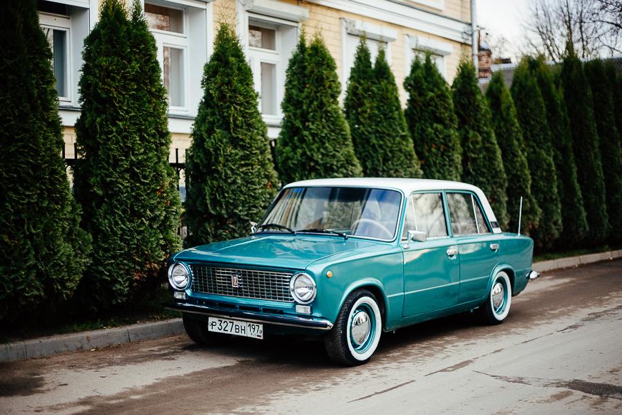 Ретро автомобиль мятного цвета