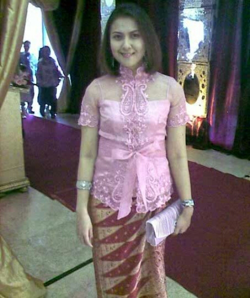 Tips Memilih Kebaya untuk Orang Gemuk agar Terlihat