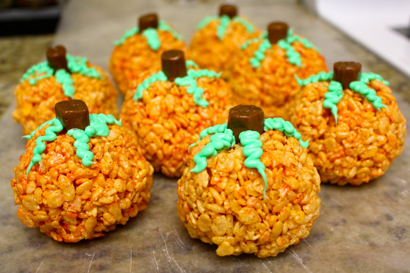 BLATANT BORROWER: Halloween Pumpkin Rice Krispies Treats