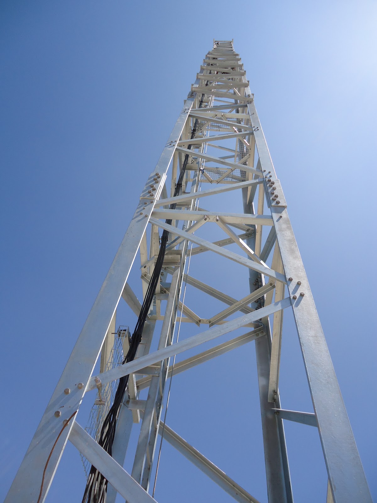 Blog Bee ¿Cómo construir una torre de comunicación?