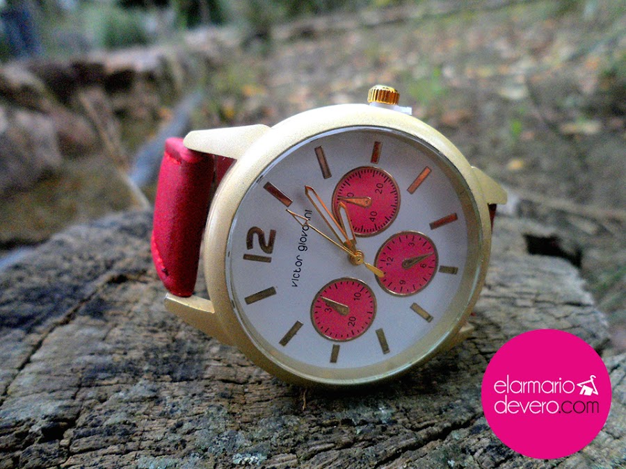 Maxi jersey asimétrico con vaqueros rasgados, botines burdeos, maxi bufanda y reloj