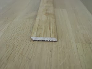 Londen Moeras marmeren Platte plinten plaatsen op een houten vloer