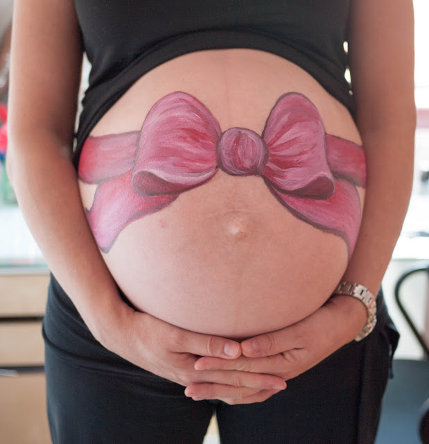 Barriga de embarazada con lazo pintado