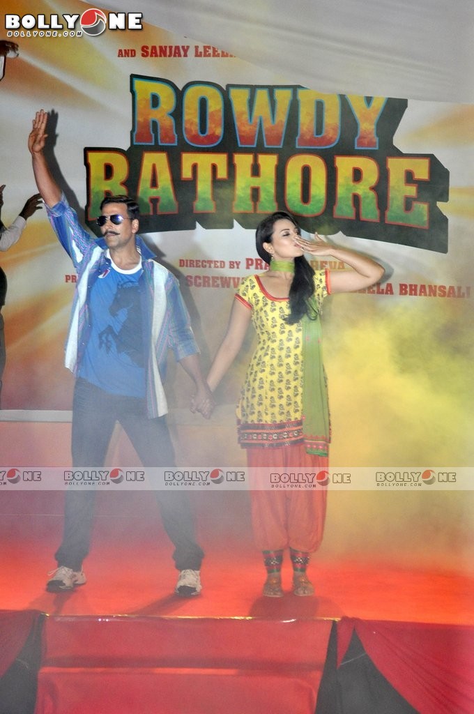  Sonakshi sinha salwaar kameez rowdy rathore1 -  Sonakshi sinha Yellow Suit Rowdy Rathore First look launch 