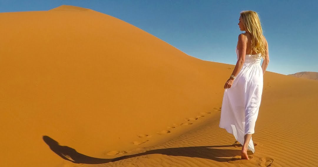 Фотосессия в пустыне. Девушка в пустыне. Нашел девушек в пустыне. Девушка одна в пустыне. Невероятные приключения адель.
