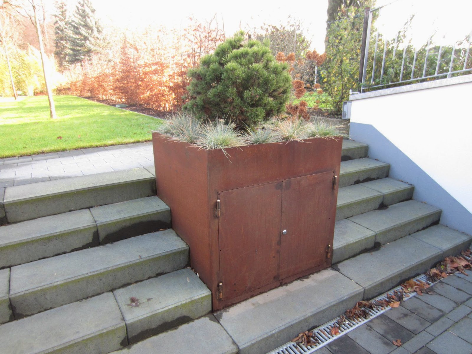 FRÖBEL METALLBAU Cortenstahl PATINAX Rostflecken auf den Bodenbelag