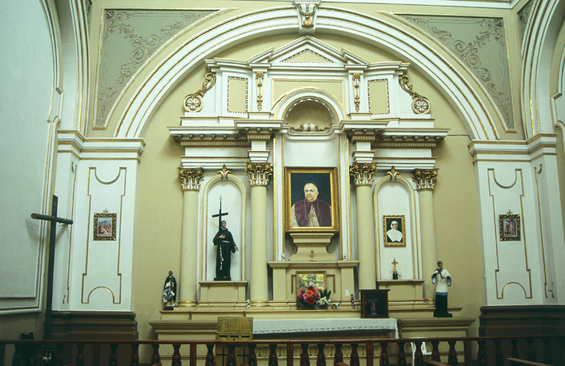 Jaime Ramos Méndez San Rafael Guízar Valencia en el altar mayor de la