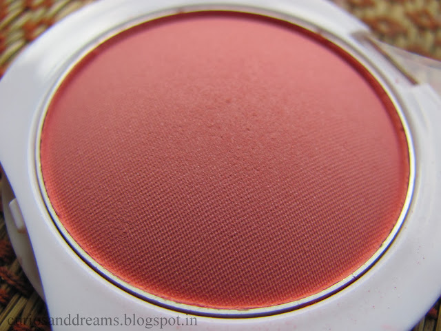 Maybelline Cheeky Glow Blush review, Maybelline Cheeky Glow Blush, Maybelline Cheeky Glow Blush swatch, Maybelline Cheeky Glow Blush peachy sweetie review