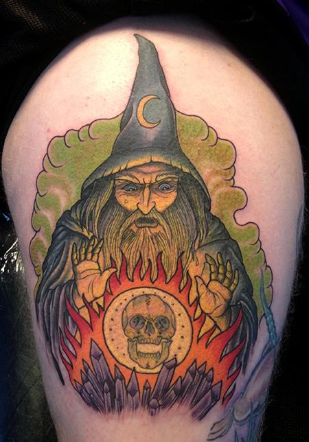 fotografia con el tatuaje de un hechicero