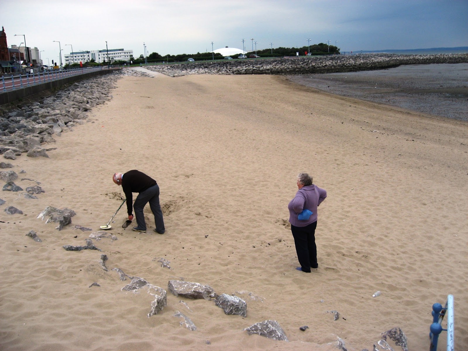Bowlzee's Little Eye Metal Detectorists on Morcambe Beach