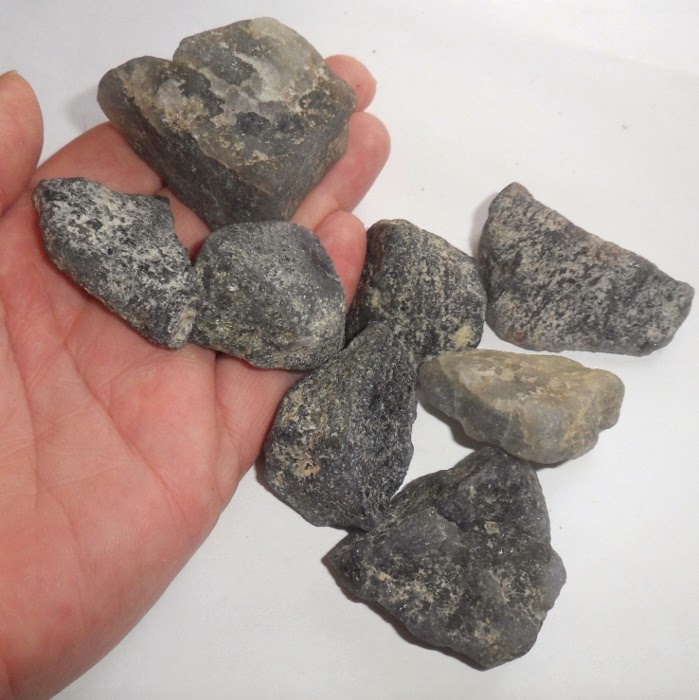 LES CRISTAUX DU CHAOS La CORDIERITE ou IOLITE, cousine du LES CRISTAUX DU CHAOS La CORDIERITE ou IOLITE, cousine du
