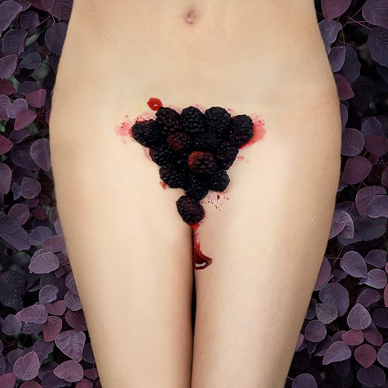 Hot girl…9 bức ảnh nude nghệ thuật tái hiện lại 9 giai đoạn mà người phụ nữ phải trải qua trong cuộc đời mình. Trinh nữ – Trở thành phụ nữ – Tình dục – Giai đoạn đầu tiên của thai kỳ – Nguồn gốc sự sống – Cho con bú – Thời kỳ mãn kinh
