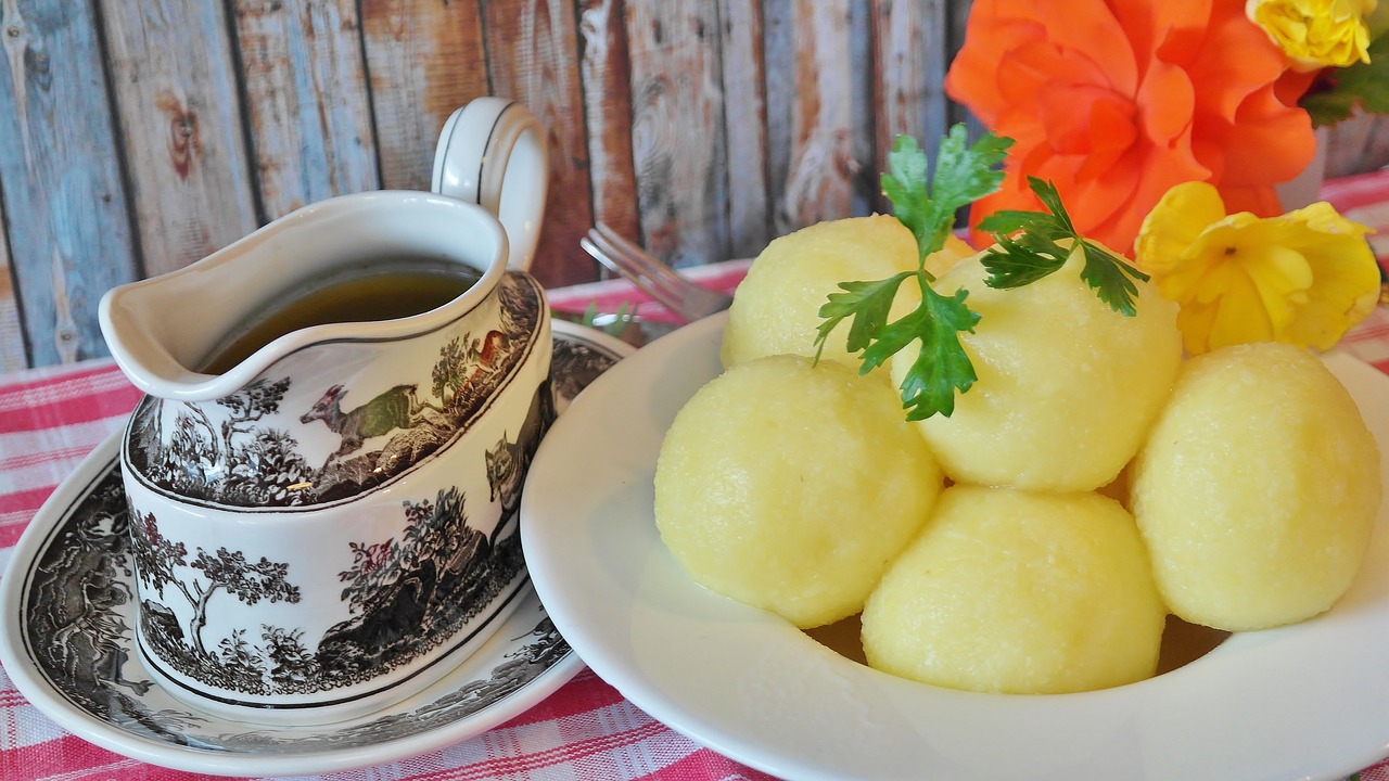 Sächsische Mehlklöße ( Klöße aus gekochten Kartoffeln)