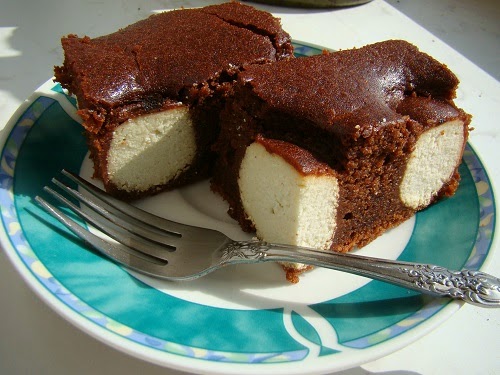 Negresa cu caramel si buline din urda dulce