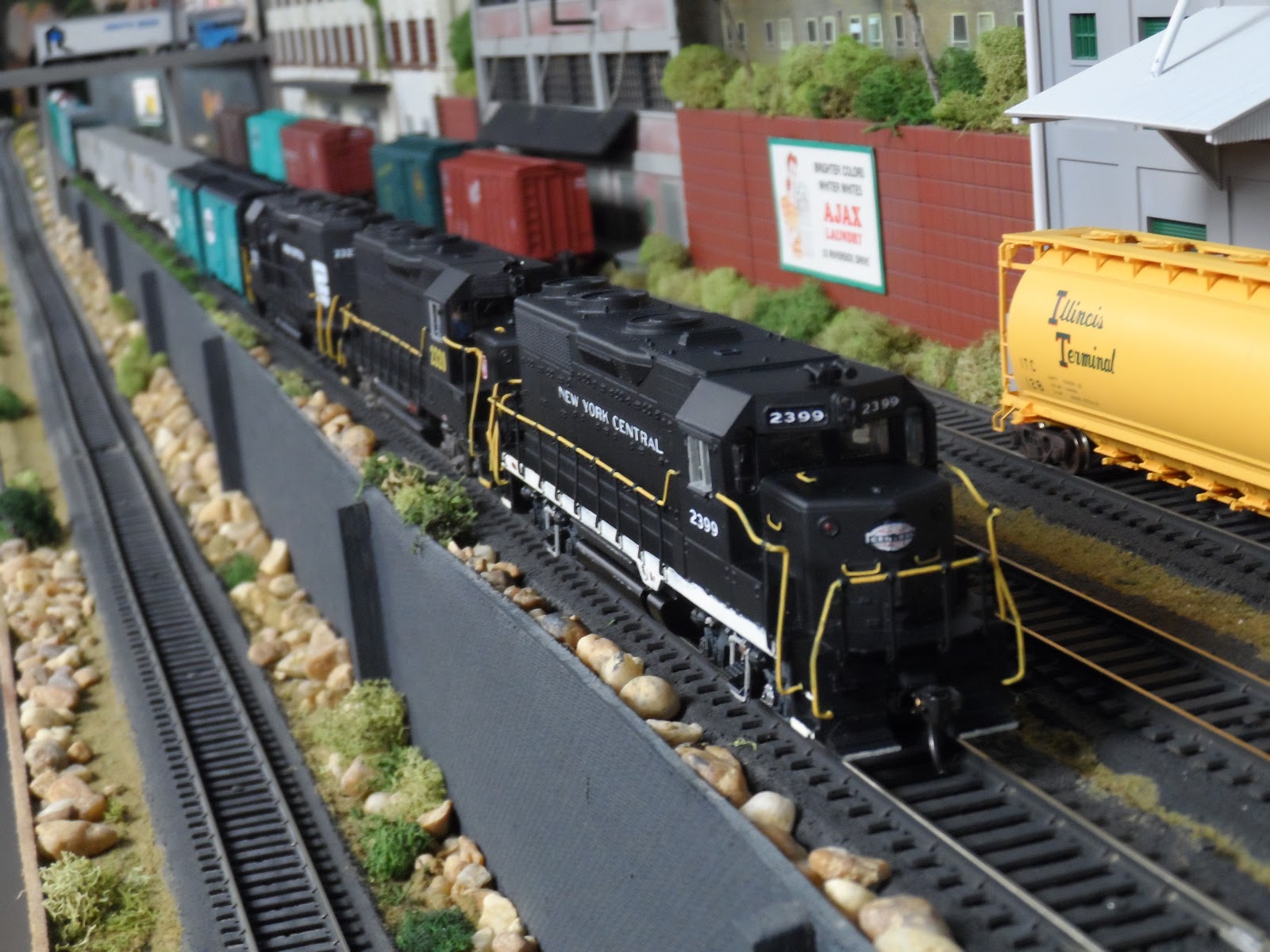 New York Central Train Layout: New York Central GP35 #2399