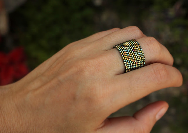 Минималистичное кольцо из бисера. Темно-зелёное кольцо ручной работы