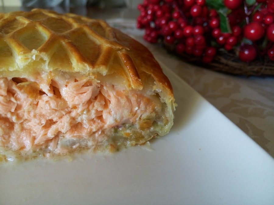 Corte-del-hojaldre-de-salmon-y-salsa-tartara