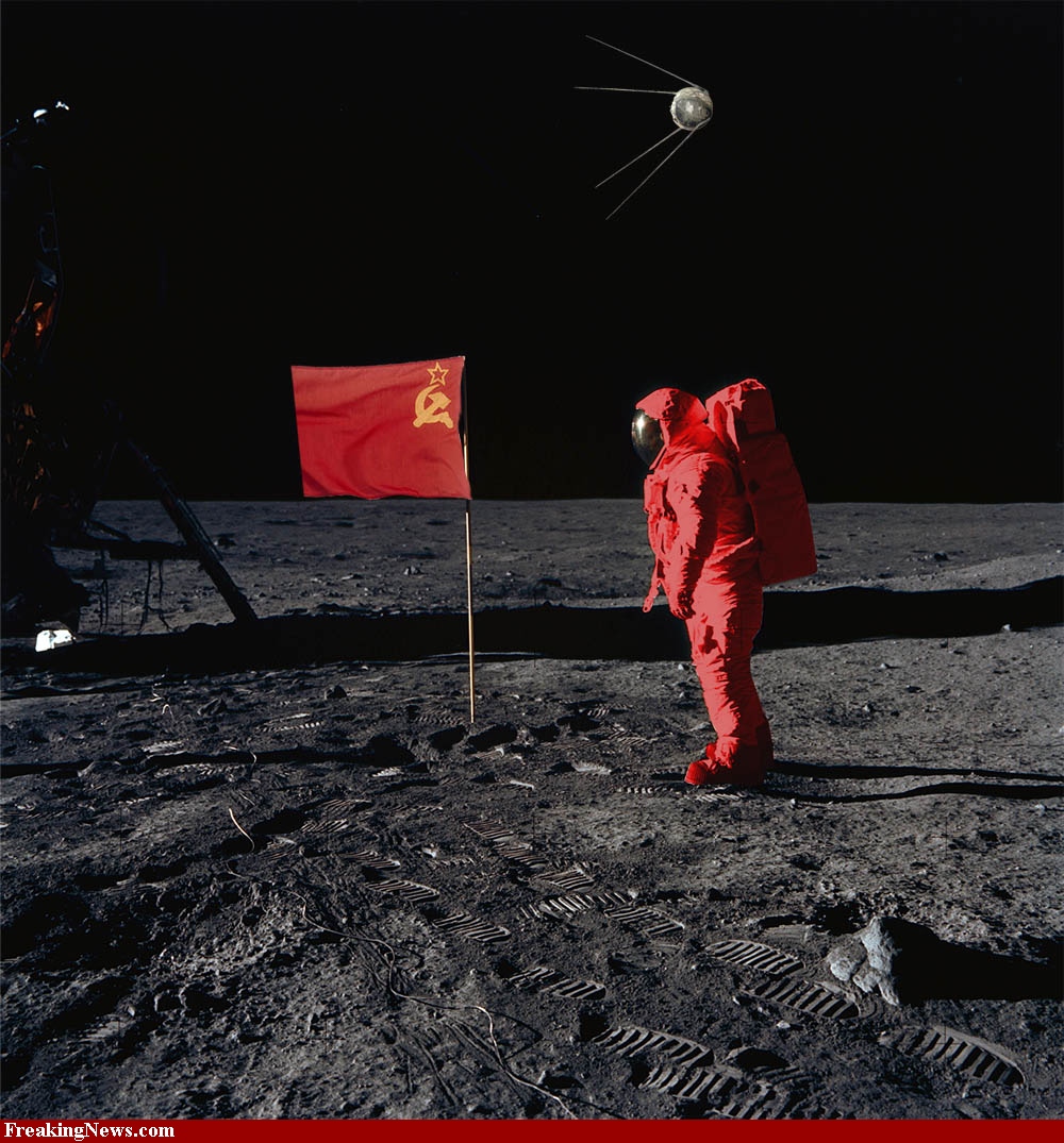 Moon russia. Первый полет на луну. Полет американцев на луну. Советские космонавты на Луне. Флаг на Луне.