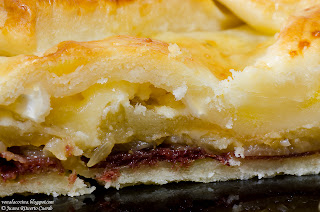 Empanada con cecina, queso y manzana