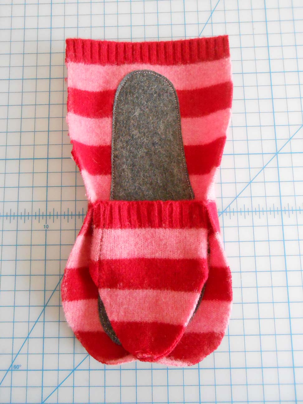 Из старых носок что можно. Носки из старых вещей. Носки из старых свитеров. Тапочки из свитера. Тапочки из старого свитера.