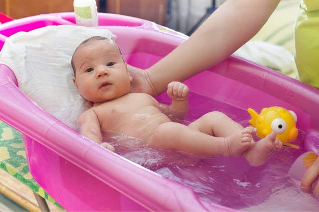 Buat Para Mama Muda, Berikut Cara Memandikan Bayi yang Baik dan Benar Buat Para Mama Muda, Berikut Cara Memandikan Bayi yang Baik dan Benar