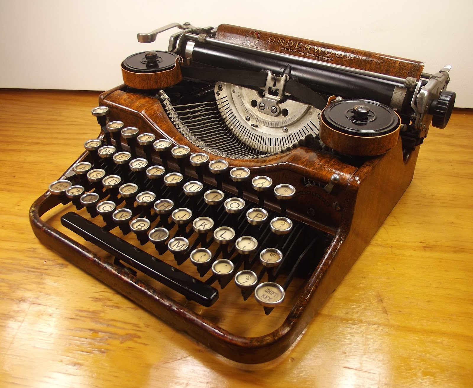 oz.Typewriter The Woody Woodpecker Pecking at a Woodgrain Underwood