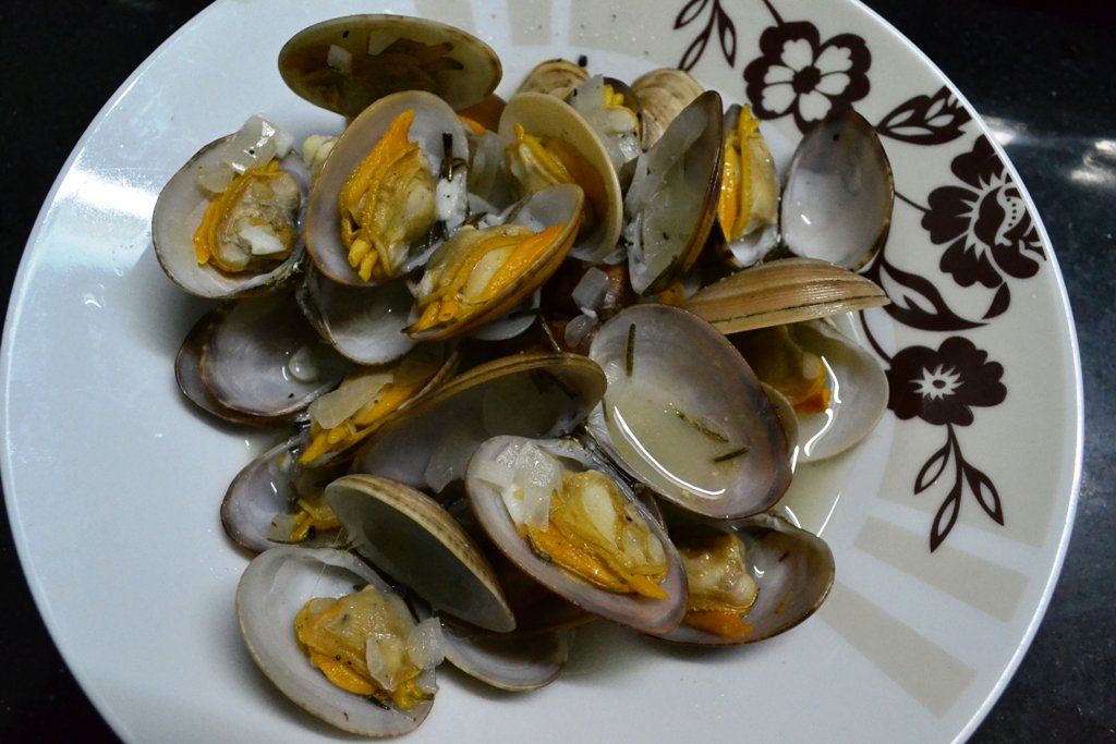 The Insomniac Cook Mussels in White Wine Sauce