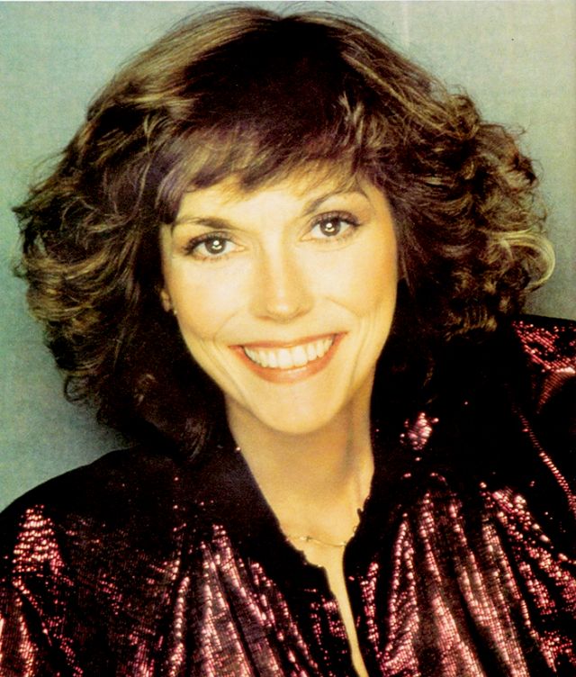 30 Vintage Photos of a Lovely Karen Carpenter From Between the Late