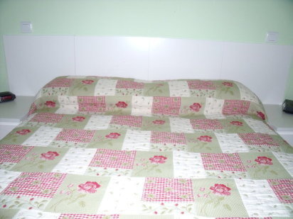 Bricolaje para transformar cuatro mesas lack en cabecero de cama