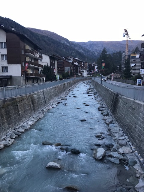 スイスのツェルマットの町を流れる川