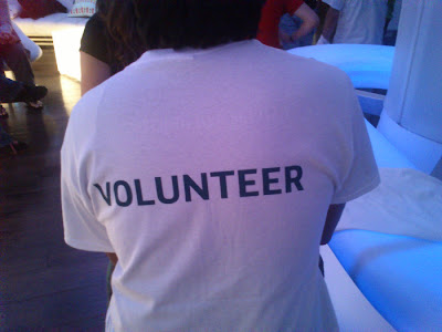 Espalda de Ivan de Quito, luciendo camiseta de voluntario