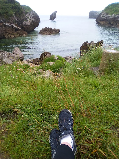 Peregrina descansando en la Playa de Buelna. Asturias