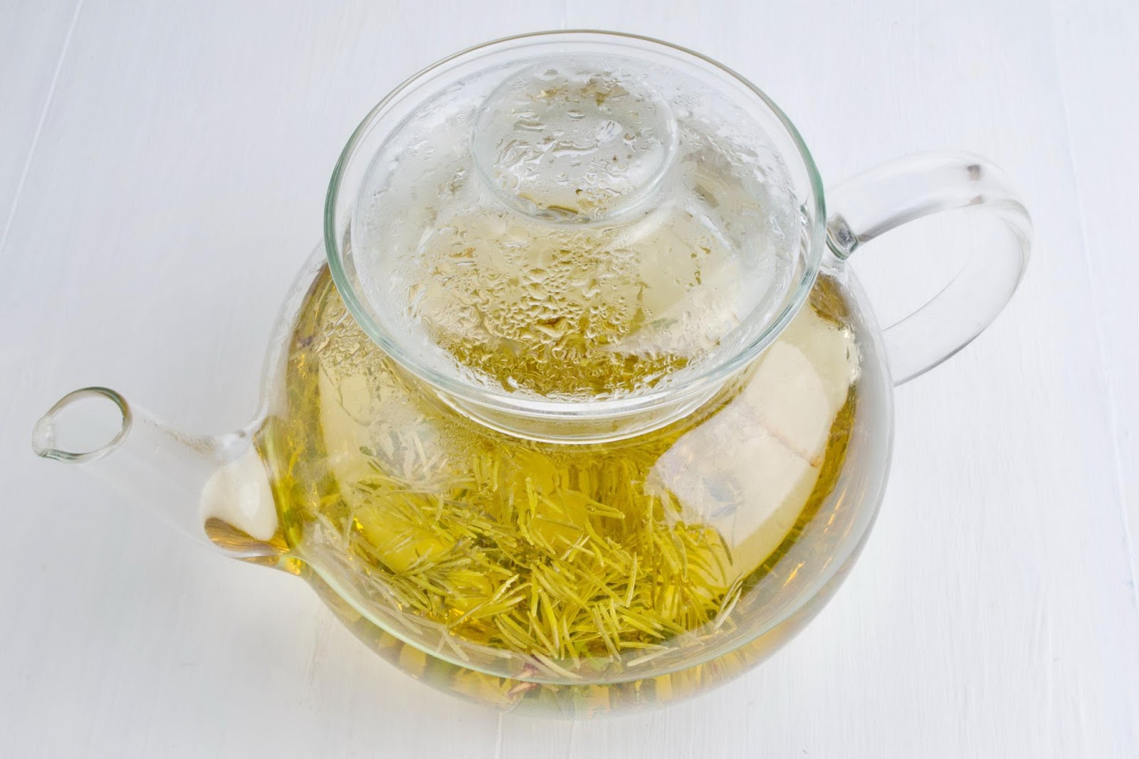 Напиток из хвои в блокаду. Напиток из хвои в блокадном ленинграде. Напиток из хвои в блокадном ленинграде. Из хвои витаминные настои. Витамины блокадного ленинграда.