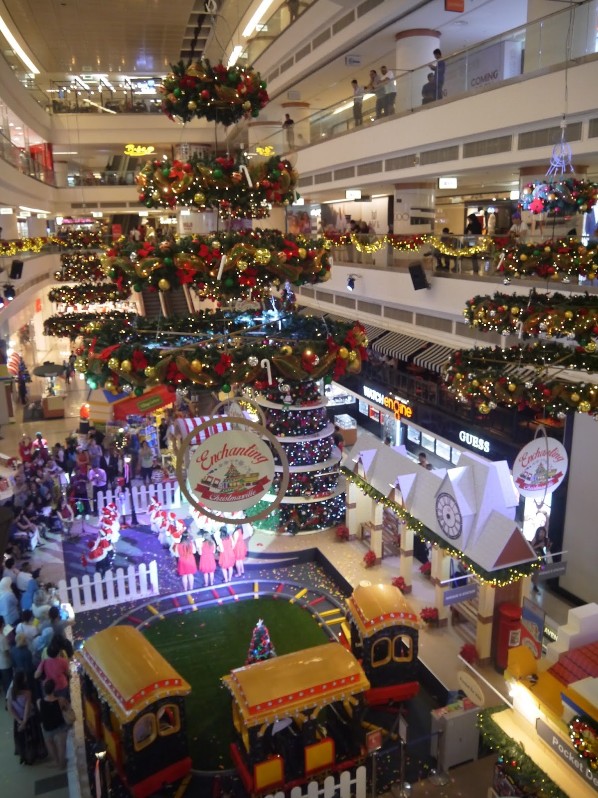 EVERGREEN LOVE: Avenue K Shopping Mall Media Preview Of An Enchanting