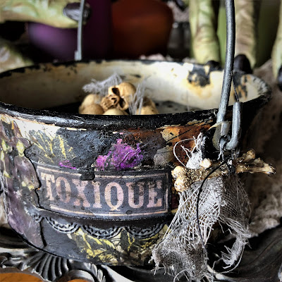 Sara Emily Barker sarascloset https://sarascloset1.blogspot.com/2018/10/a-tiny-witching-cauldron.html Altered Cauldron with Tim Holtz Sizzix Alterations, Distress and Ideaology 2