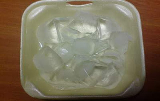 Taruh es batu dengan sedikit air pada kotak bagian bawah