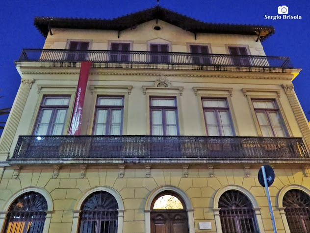 Foto noturna da fachada da Casa da Imagem de São Paulo / Casa Numero 1 - Centro