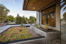 Todo Sobre Fachadas: Casa moderna con fachada de piedra y mucha luz natural