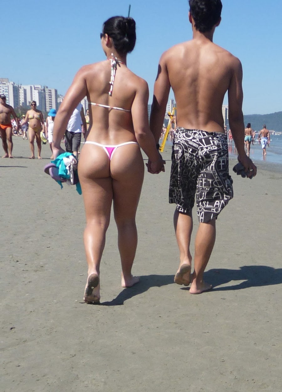 zhena-na-plyazhe-v-stringah