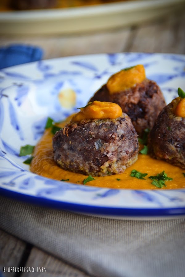 ALBÓNDIGAS DE AZUKI EN SALSA DE ZANAHORIA Y COMINO (SG, VEG, SL)