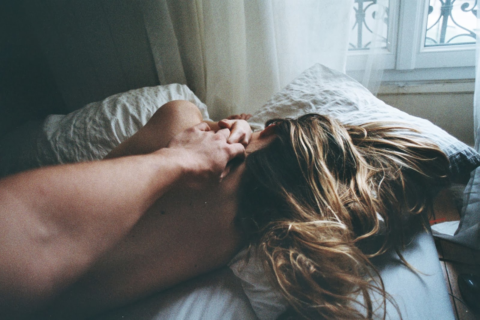 Хочу проснуться в твоих. Фотограф theo Gosselin. Он и она утром фото.