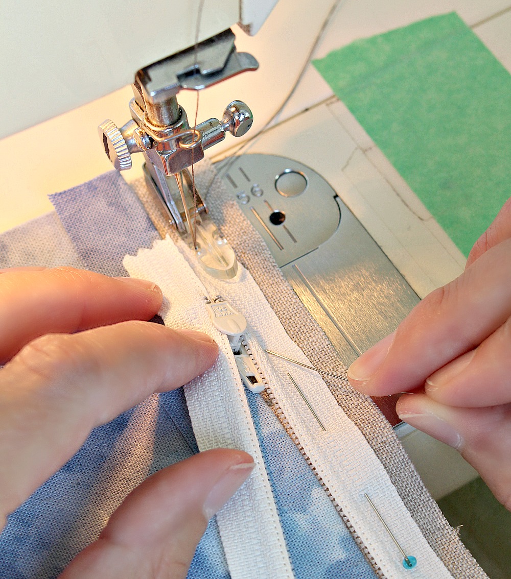 How to Sew a Pillow with a Flapped Zipper Dans le Lakehouse