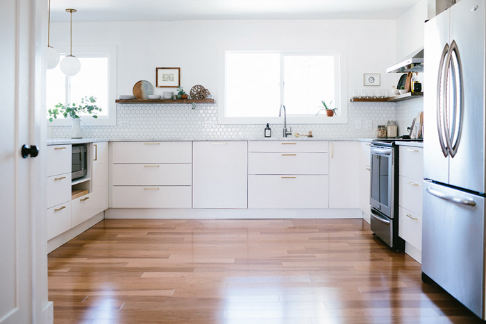 Antes y después de una cocina con tiradores dorados | Decoración