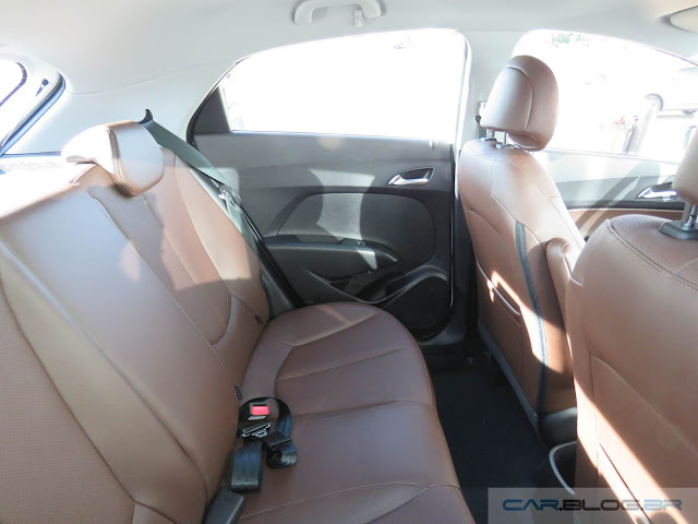 Hyundai HB20 2016 - interior marrom - espaço traseiro