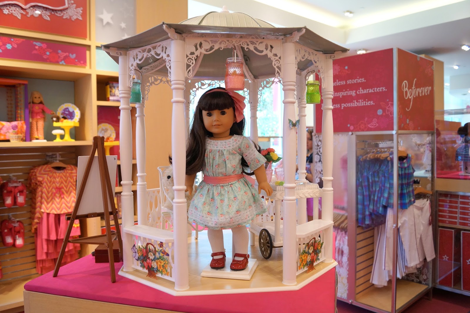 Играх большие куклы. Магазин кукол American girl. Магазин больших кукол. Кукольный отдел в магазине. Магазин большая кукла.