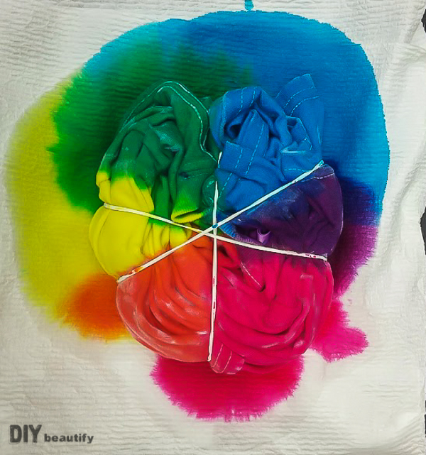 Try this easy technique for creating fabulous Swirl Tie Dye tees that will ROCK your summer! Step by step instructions can be found at DIY beautify.